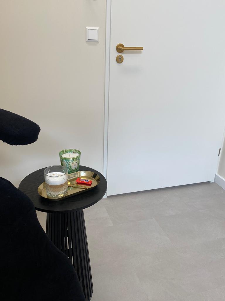Bijzettafeltje met een kaars in de behandelruimte